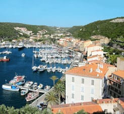 Jak rezervovat trajekt do Bonifacio